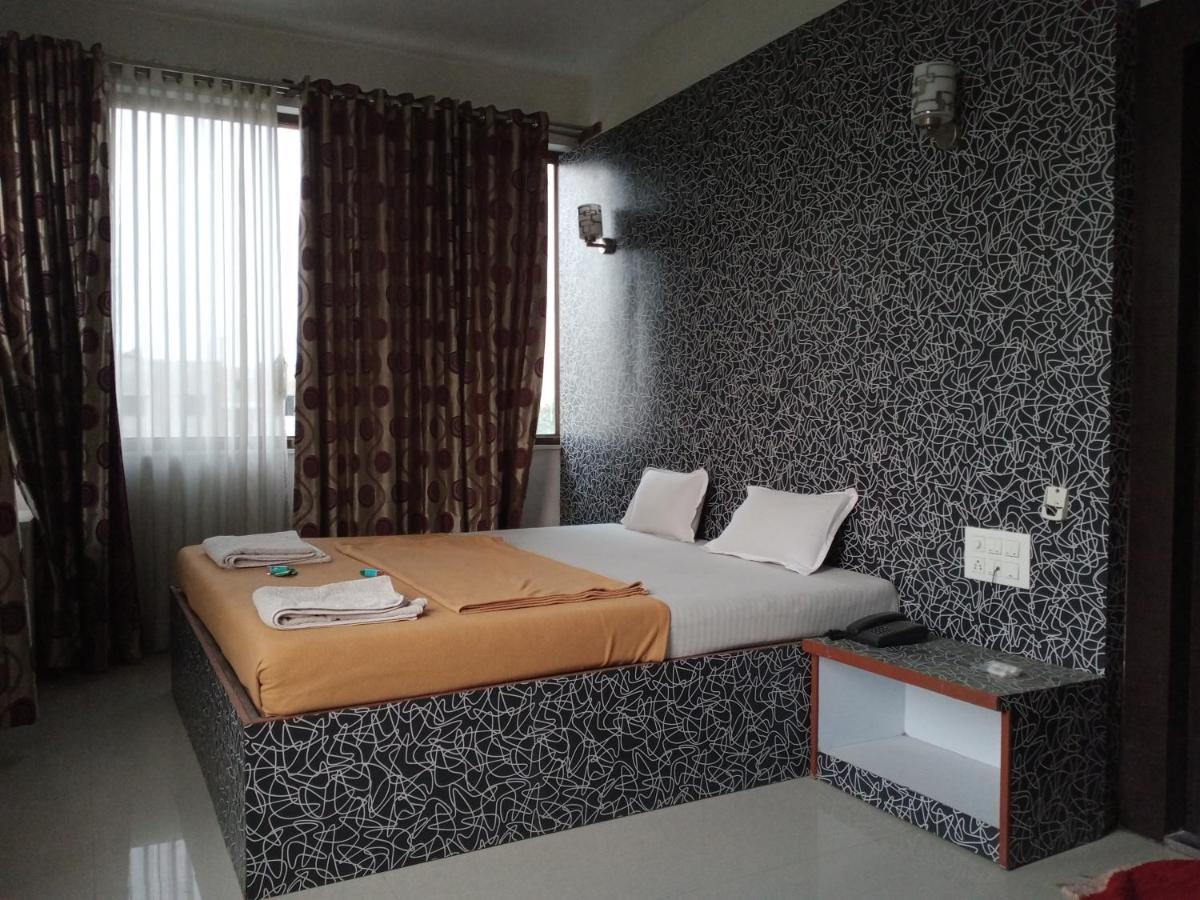 Malhar Palace Hotel Shirdi Exterior photo