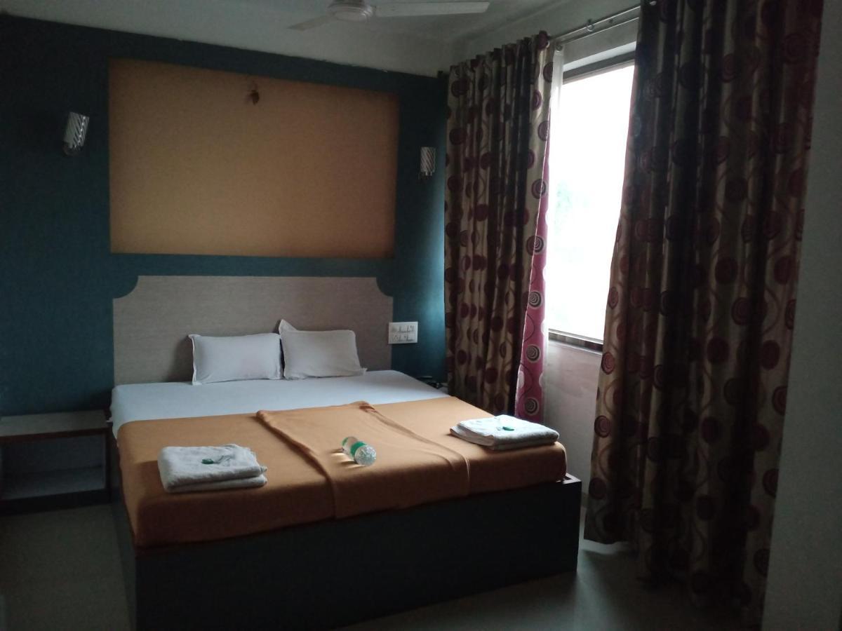 Malhar Palace Hotel Shirdi Exterior photo