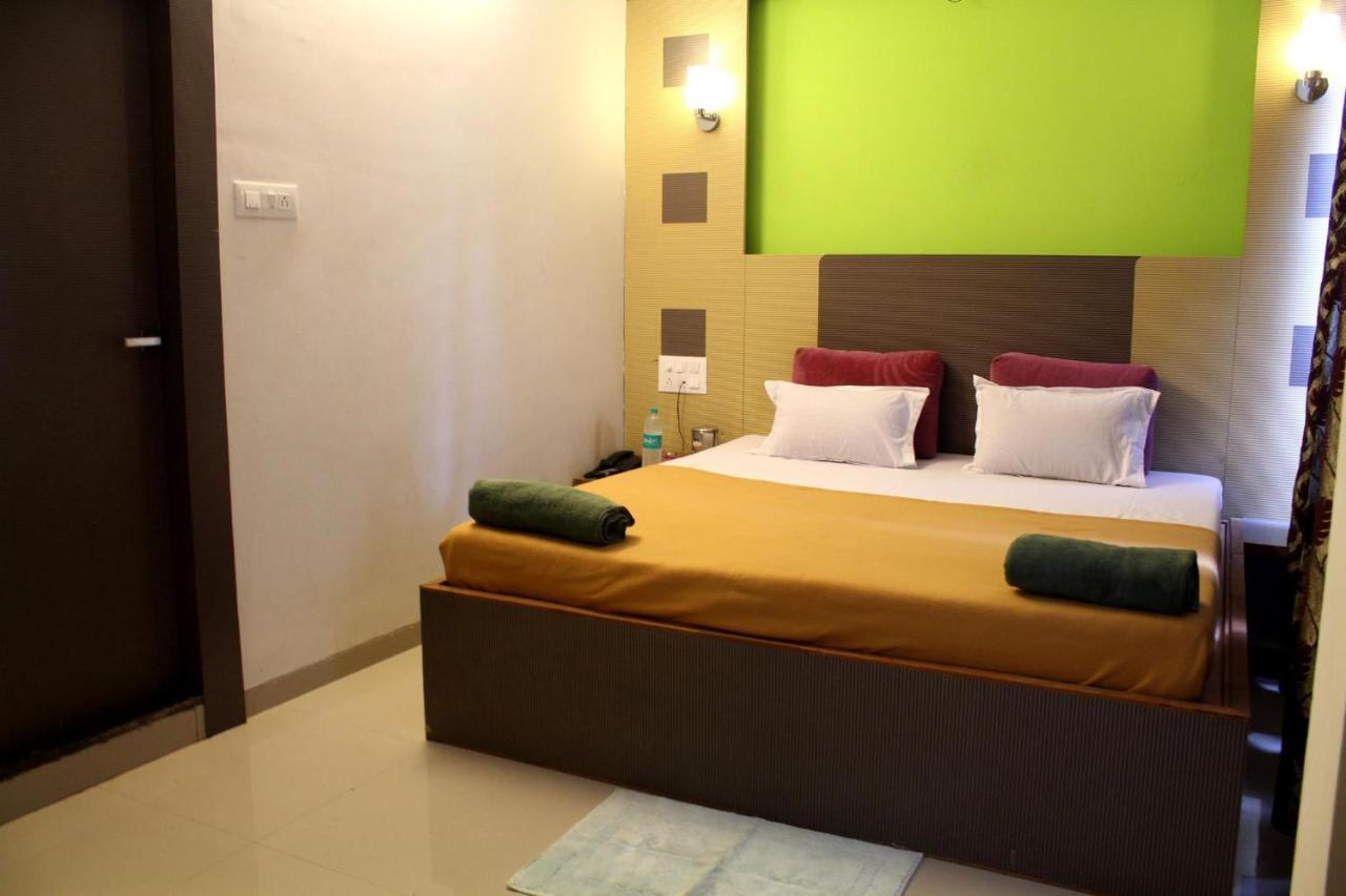 Malhar Palace Hotel Shirdi Exterior photo