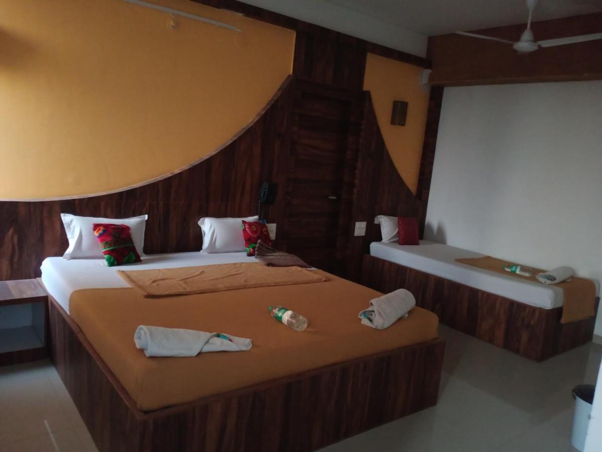 Malhar Palace Hotel Shirdi Exterior photo